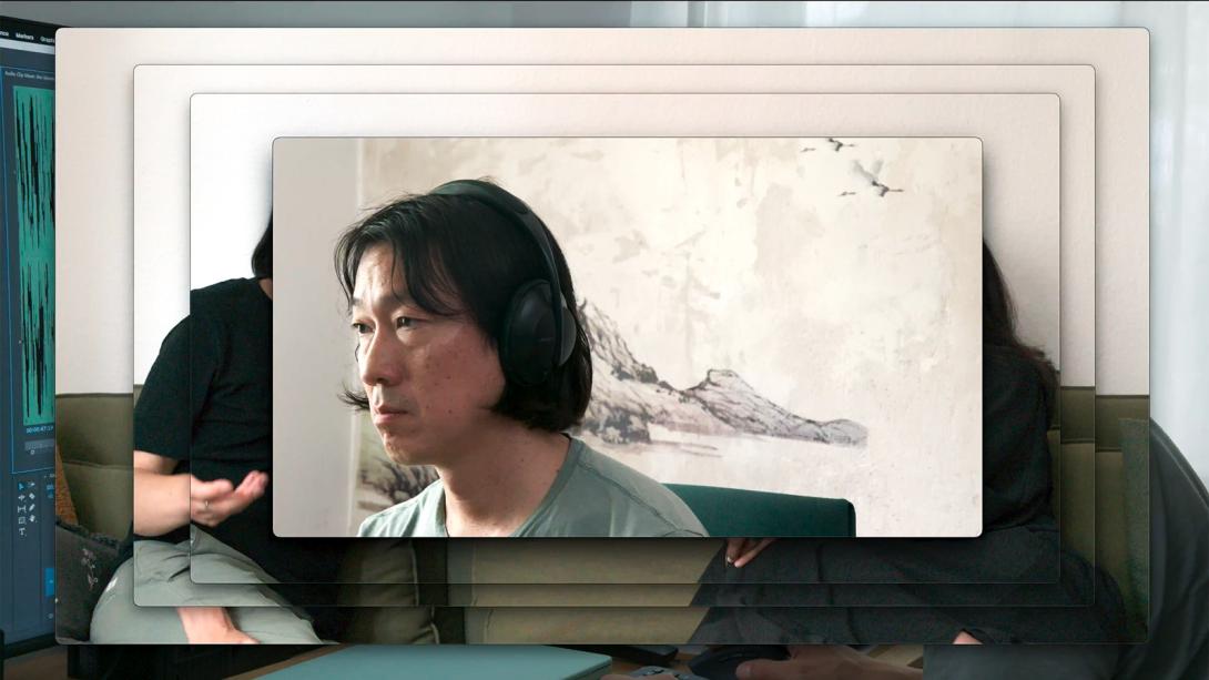 Kevin B. Lee schaut auf Desktop